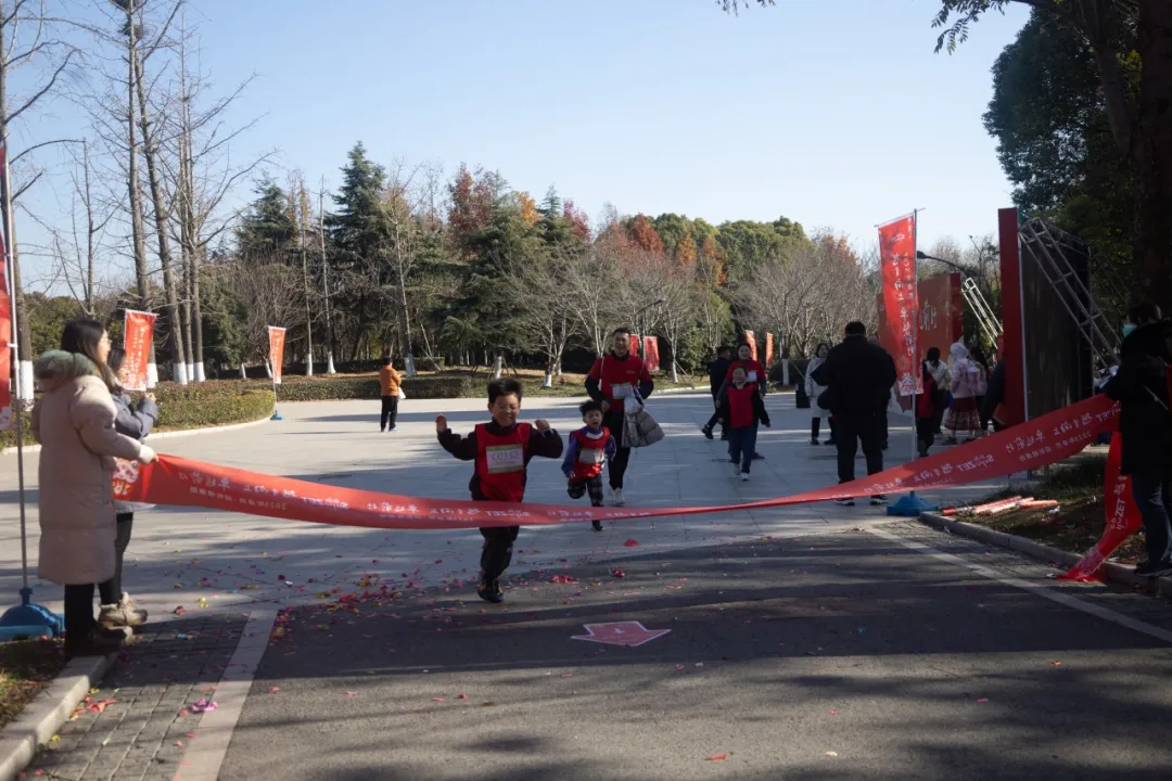 回望2024 启航2025 | 利澳平台注册开户股份2025年度战略年会顺遂召开